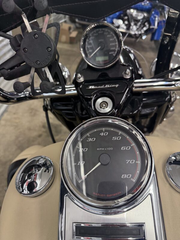 2014 ROAD KING POLICE SPECIAL - Image 3